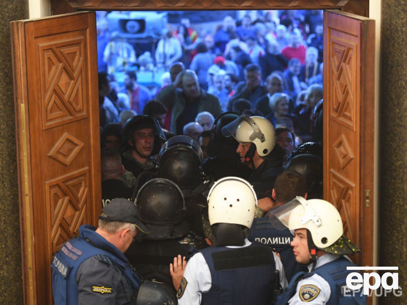 27 квітня кілька десятків протестувальників увірвалися до парламенту Македонії