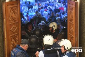 27 квітня кілька десятків протестувальників увірвалися до парламенту Македонії