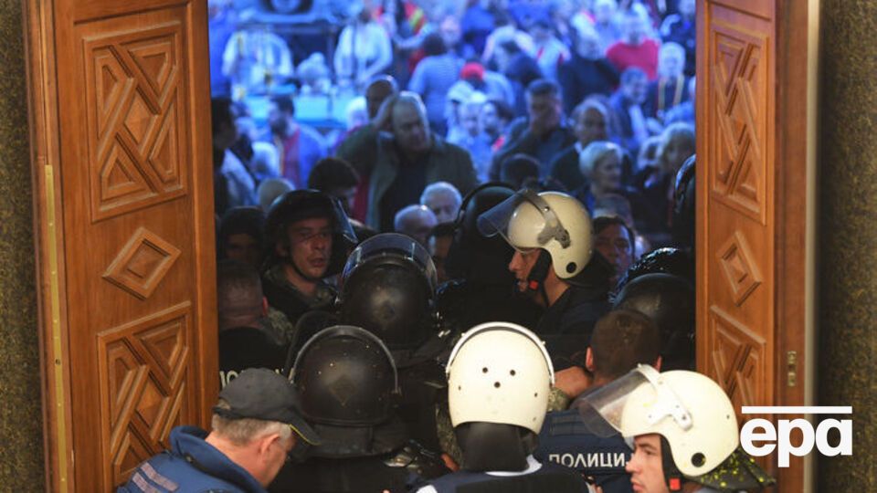 27 квітня кілька десятків протестувальників увірвалися до парламенту Македонії