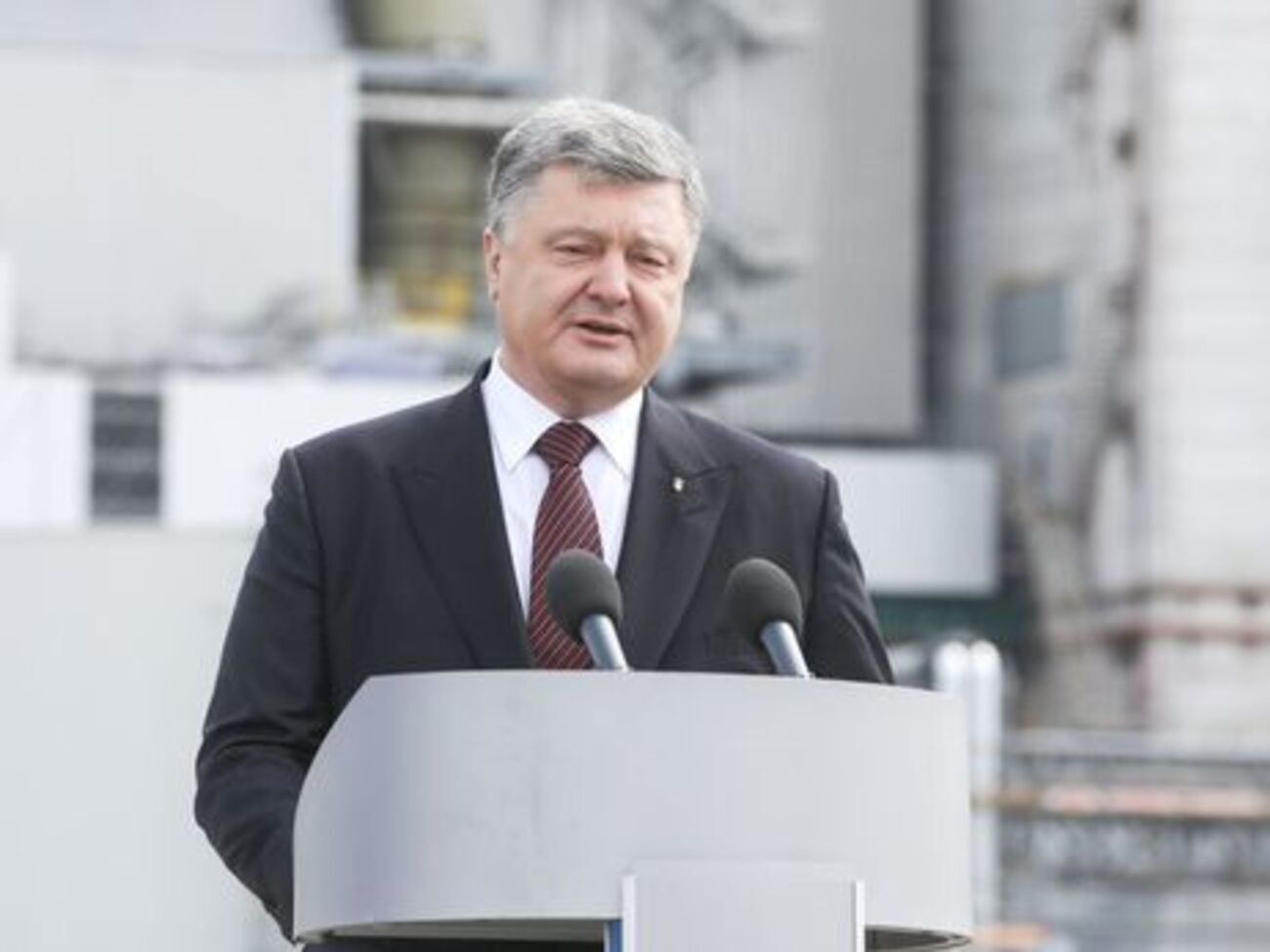 Порошенко: Ми навчилися гідно вшановувати невинних жертв братовбивчих конфліктів, сценарії яких дуже часто нав’язували нам тоталітарні нацистський і комуністичний режими