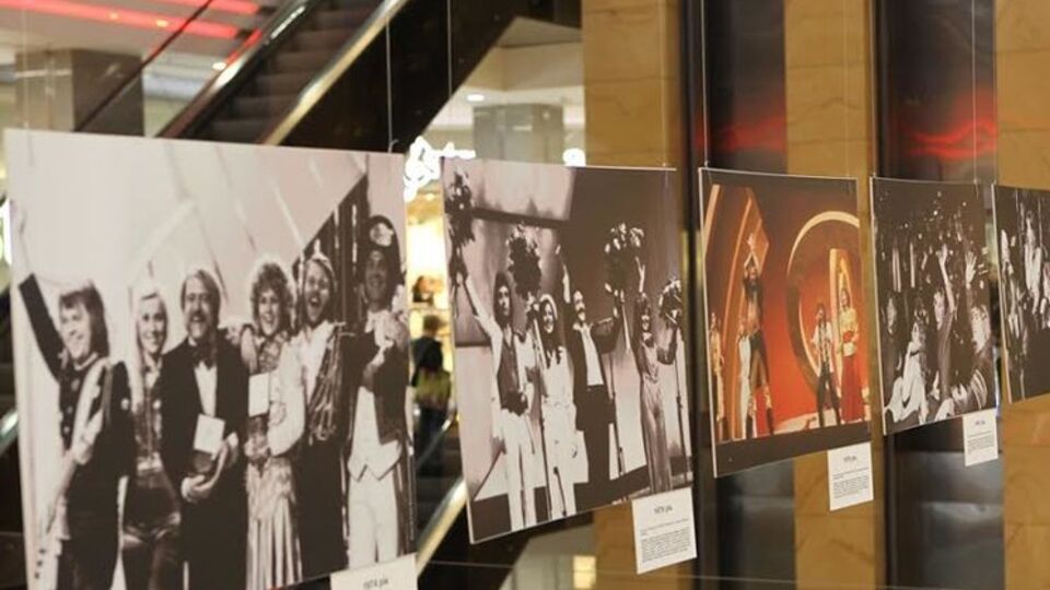 Снимки знаменитостей, ставших победителями "Евровидения", экспонировали в украинской столице