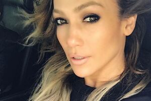 Лопес выбрала для выхода в свет облегающее платье из сетки