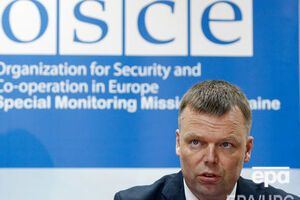 По словам Хуга, в результате взрыва автомобиль массой 4,5 тонн отбросило на 7 метров