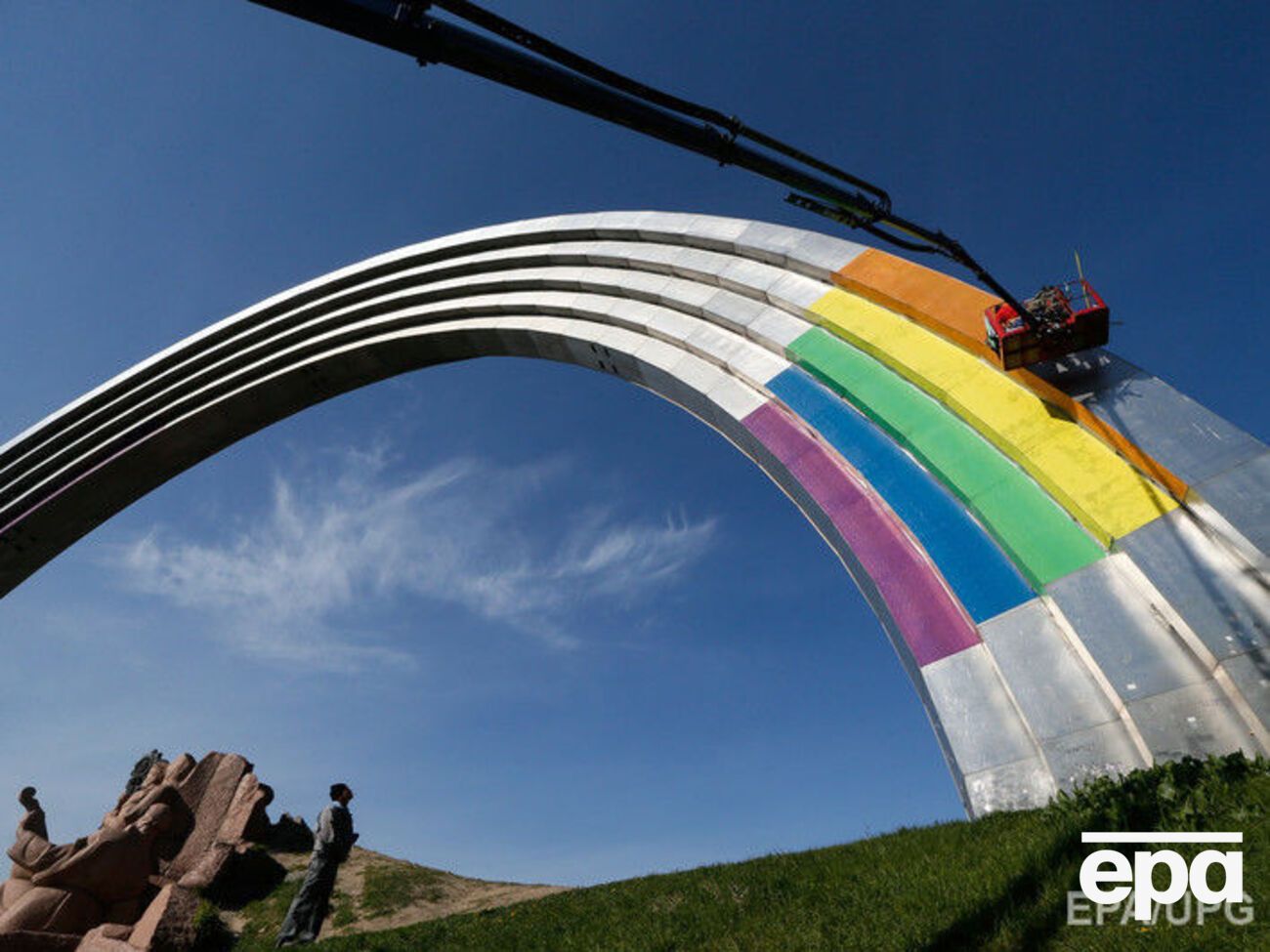 "Правый сектор" и "Свобода" заблокировали работы по раскраске Арки Дружбы народов в цвета радуги