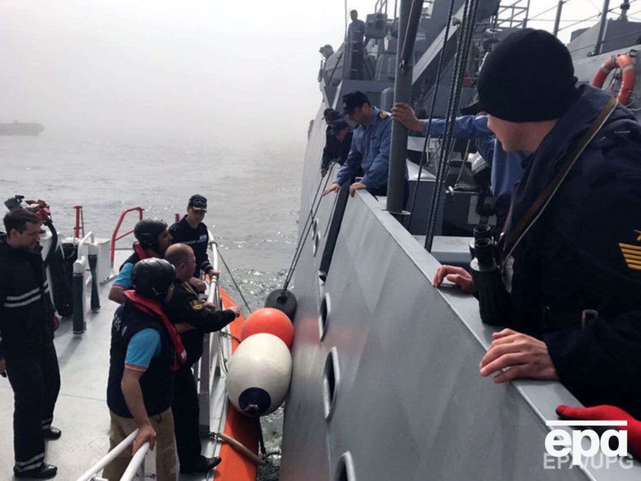 Реальні кадри порятунку команди російського військового корабля