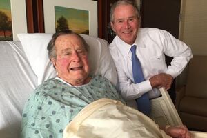 Бушу – старшому 92 роки (на фото з екс-президентом Джорджем Бушем – молодшим)