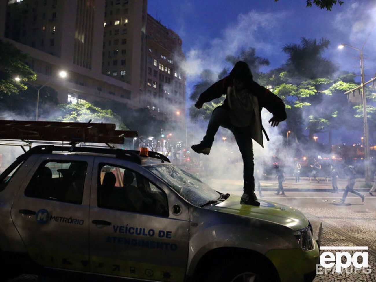 Протестувальники встановили контрольно-пропускні пункти у великих містах