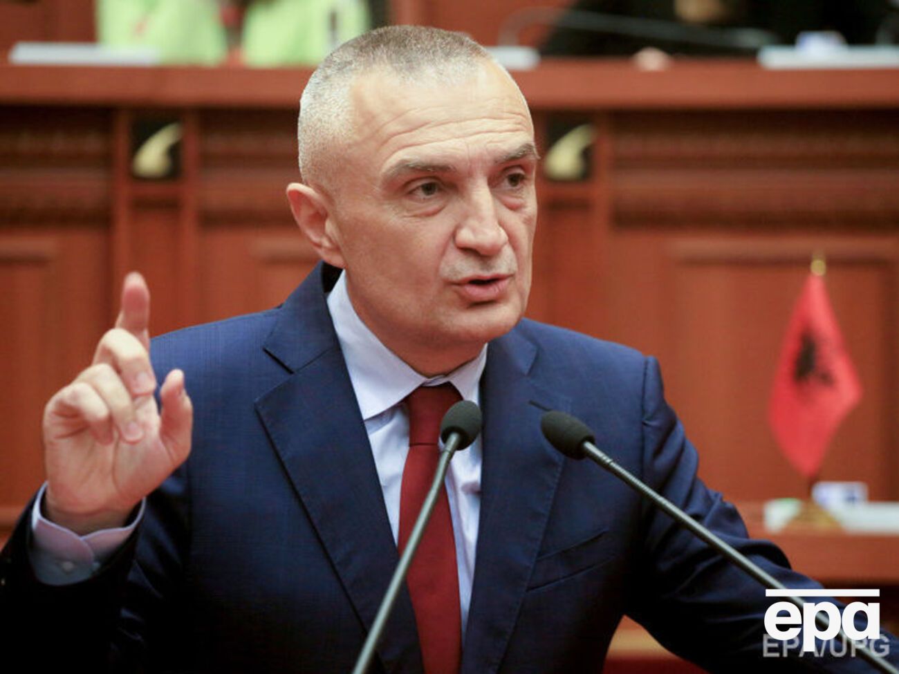 Мета является лидером молодежной партии "Социалистическое движение за интеграцию"