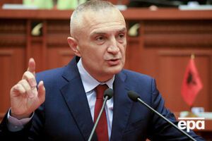 Мета является лидером молодежной партии "Социалистическое движение за интеграцию"