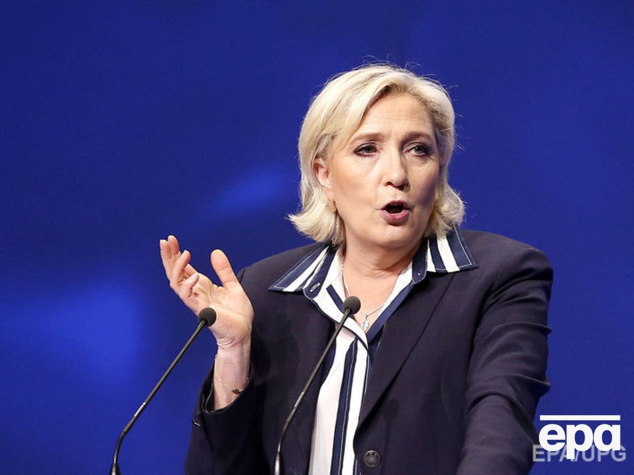 После первого тура президентских выборов Ле Пен заявила, что уходит с поста лидера партии "Национальный фронт"