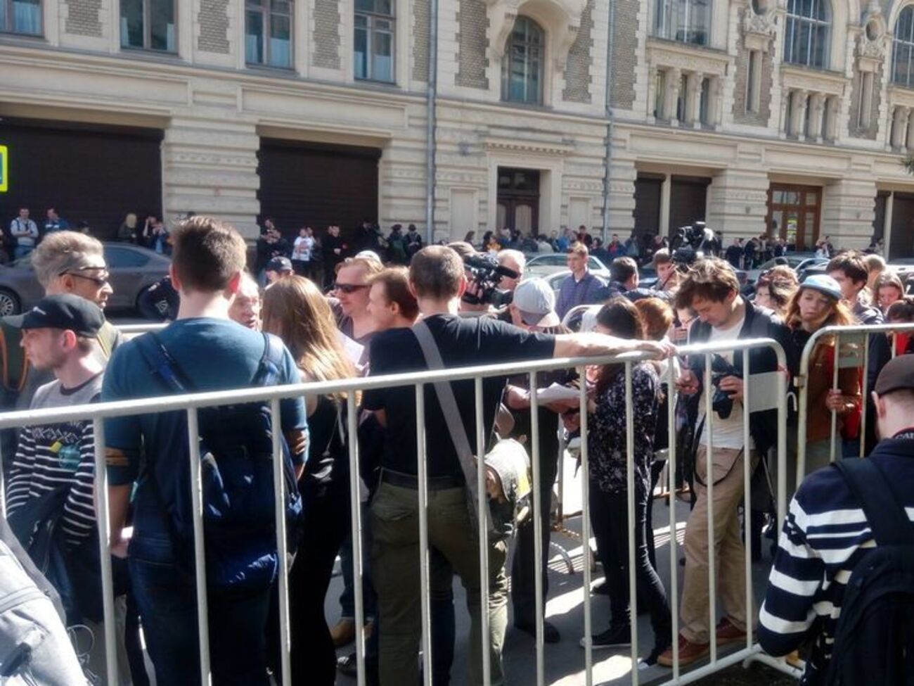 В Москве к администрации президента пришло несколько сотен людей