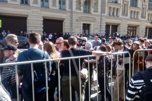 У Москві до адміністрації президента прийшло кілька сотень людей