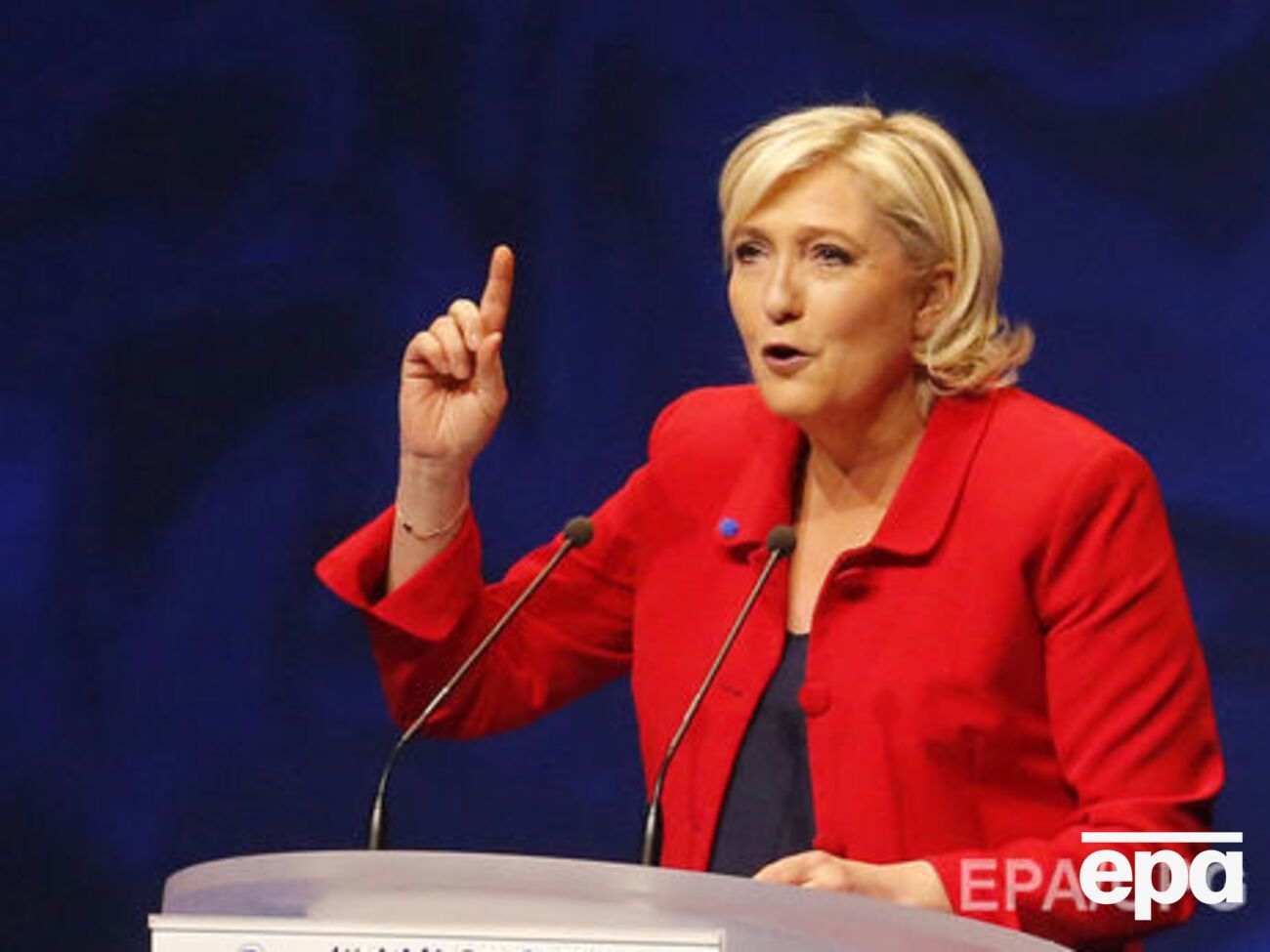 На мітинг проти Ле Пен вийшла приблизно тисяча людей