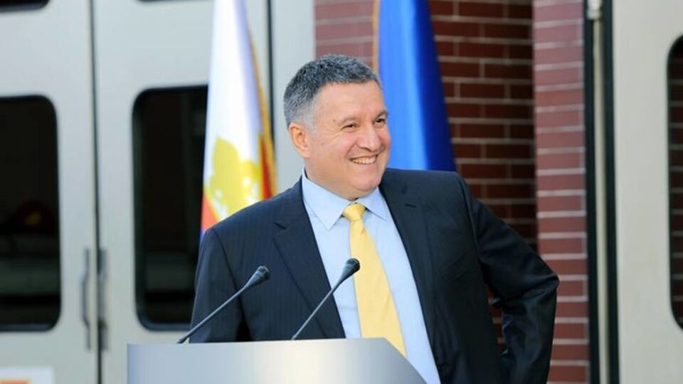Аваков задекларував колекції книг, картин і вин