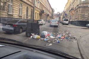 Сміття вивантажили на проїжджу частину