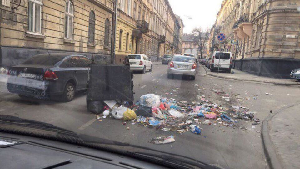 Сміття вивантажили на проїжджу частину