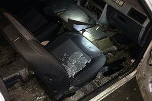 Більшість осколків прийняв на себе автомобіль, що стояв поруч