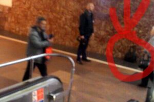 Очевидцы сообщают, что на платформе станции метро была найдена бесхозная сумка