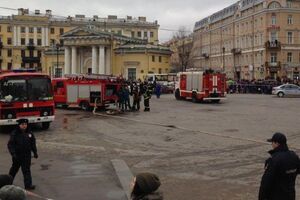 На цей момент на місці вибуху працює слідчо-оперативна група головного управління петербурзького СК