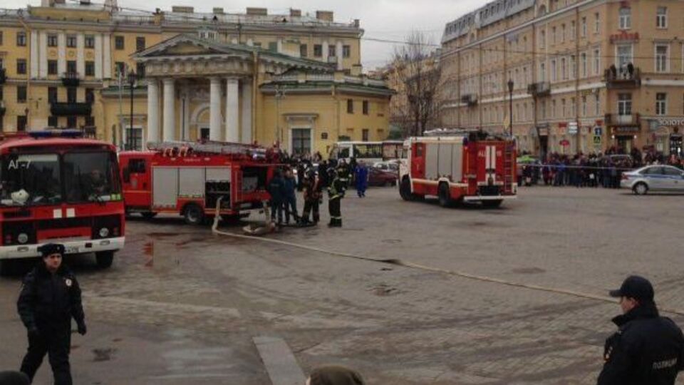 На цей момент на місці вибуху працює слідчо-оперативна група головного управління петербурзького СК