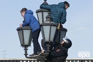 Син екс-депутата під час антикорупційного протесту в Москві 26 березня заліз на стовп