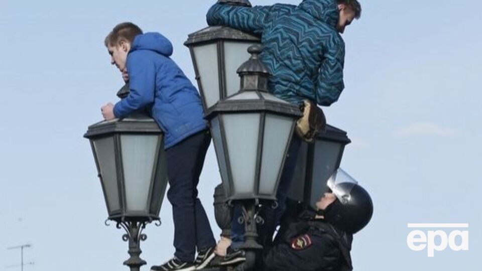 Син екс-депутата під час антикорупційного протесту в Москві 26 березня заліз на стовп