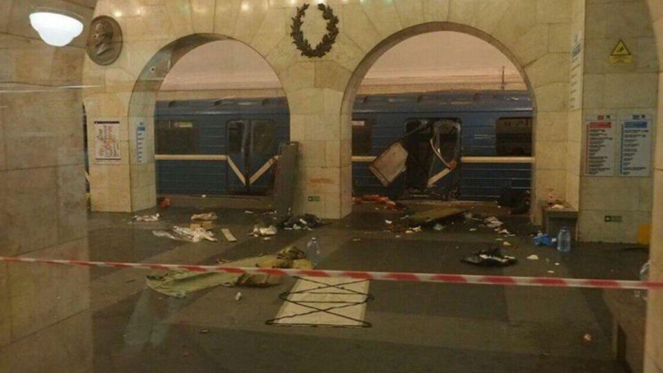 Взрыв произошел между станциями метро "Технологический институт" и "Сенная площадь"