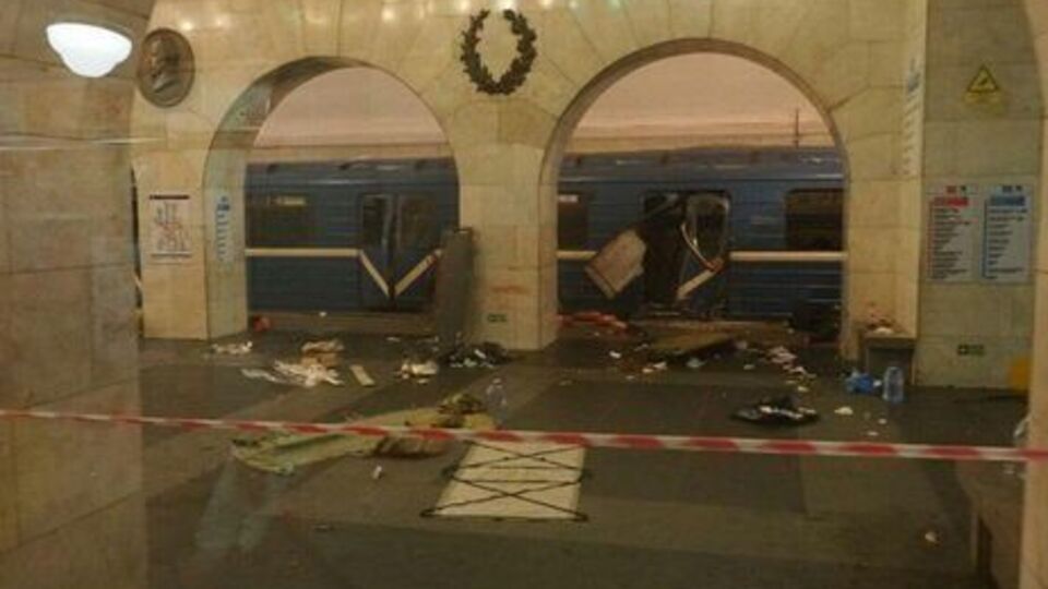 Місцеві ЗМІ повідомили, що внаслідок вибуху в метро Петербурга загинуло 14 осіб