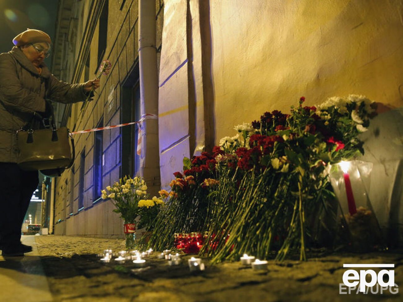 На место трагедии в Санкт-Петербурге несут цветы