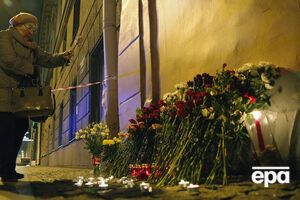 На место трагедии в Санкт-Петербурге несут цветы