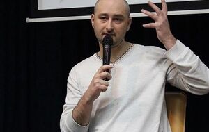 Бабченко: Изобьют в подъезде. Мало – проломят голову. Опять перестало действовать? Расстреляют