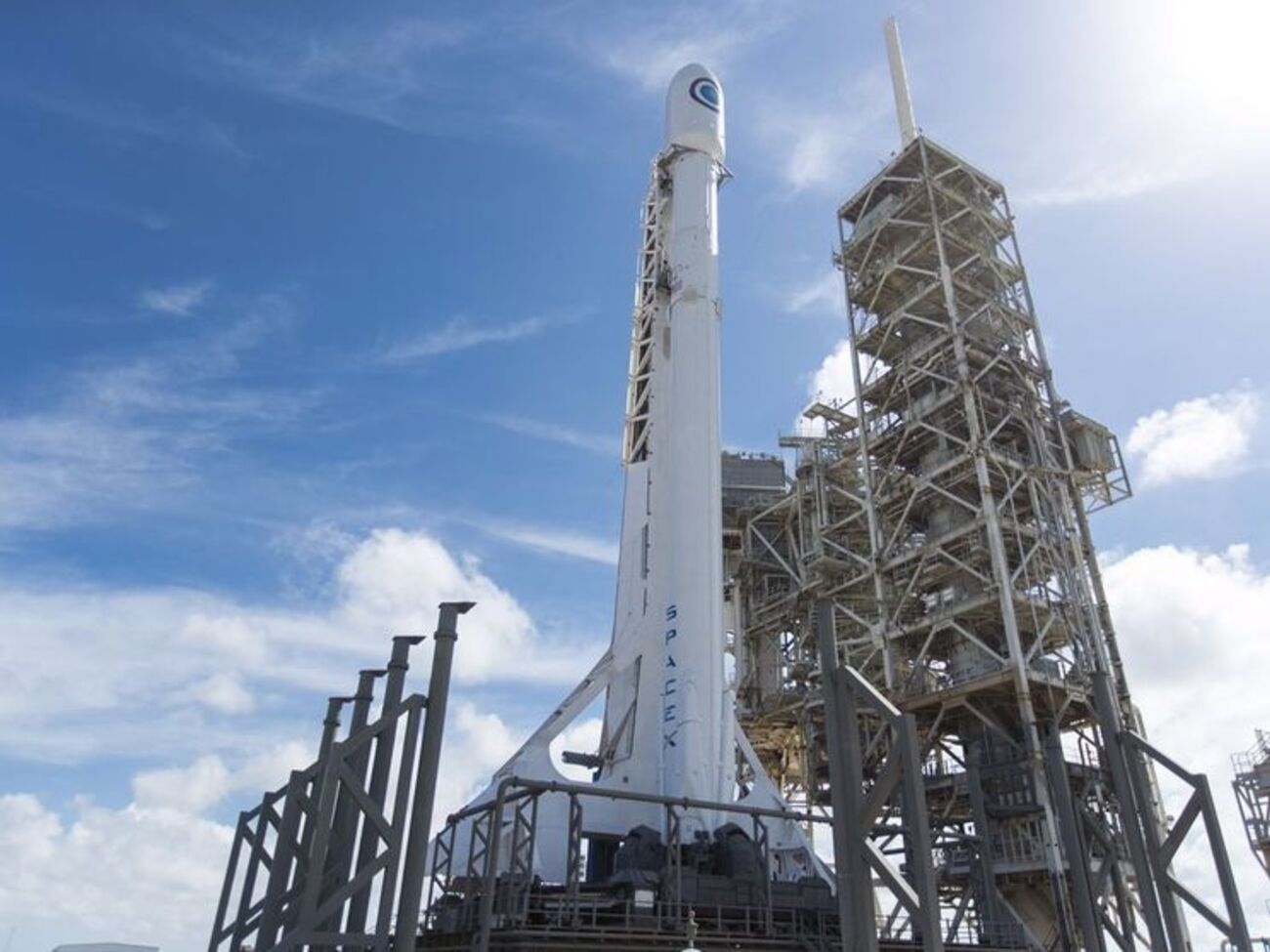 Falcon 9 со спутником NROL на стартовой площадке Космического центра Кеннеди