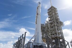 Falcon 9 із супутником NROL на стартовому майданчику Космічного центру Кеннеді