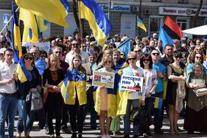 Мариупольцы заявили, что никто не мешает им говорить на русском языке
