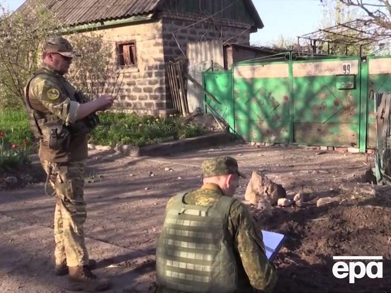 Наблюдатели на месте падения одного из снарядов