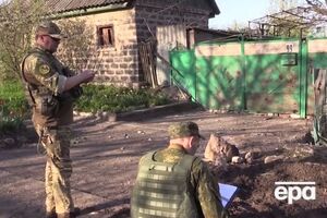 Наблюдатели на месте падения одного из снарядов