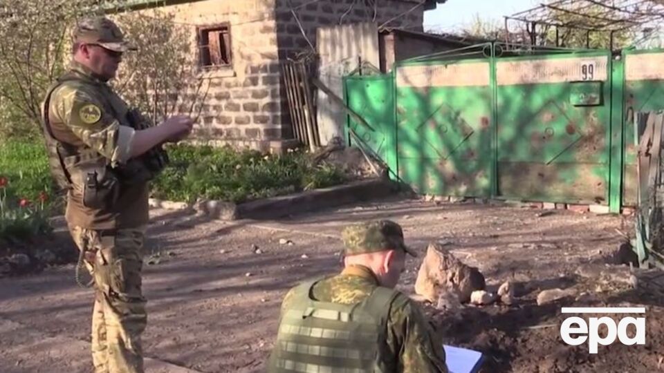 Наблюдатели на месте падения одного из снарядов