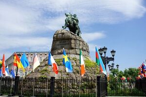Памятник Хмельницкому окружили флагами стран, принимающих участие в конкурсе