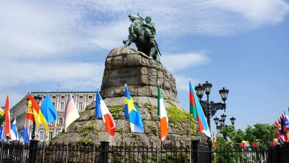 Пам'ятник Хмельницькому оточили прапорами країн, які беруть участь у конкурсі