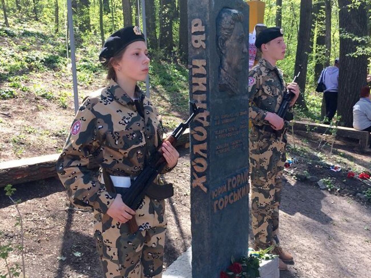 Пам'ятник встановили у селі Розумівці, яке входить до "географії" Холодного Яру