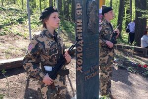 Пам'ятник встановили у селі Розумівці, яке входить до "географії" Холодного Яру