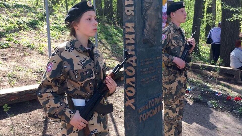 Пам'ятник встановили у селі Розумівці, яке входить до "географії" Холодного Яру