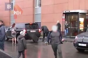 Нападник тікає, обливши зеленкою Навального