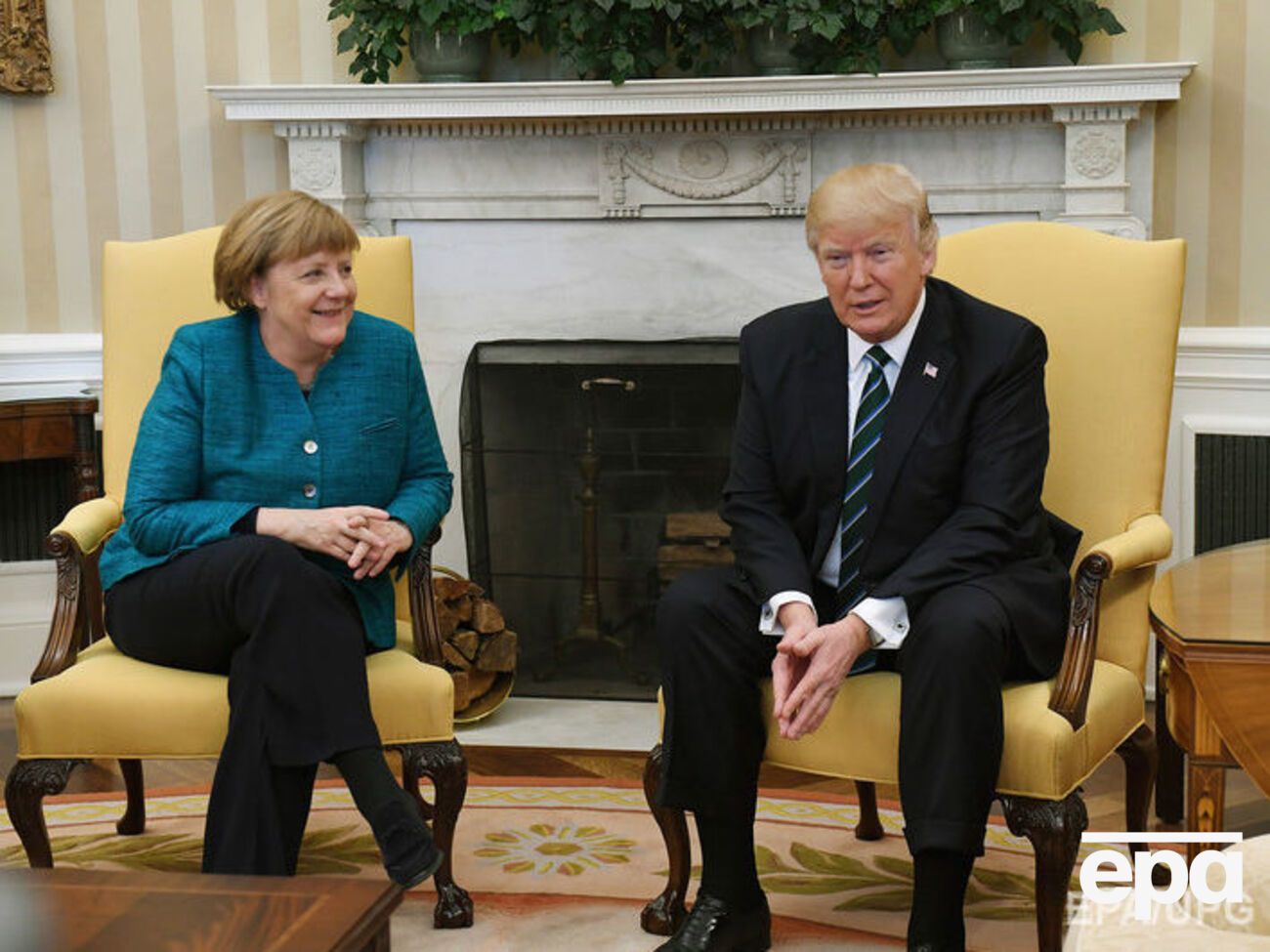 Трамп уверяет, что не слышал просьбы пожать руку Меркель
