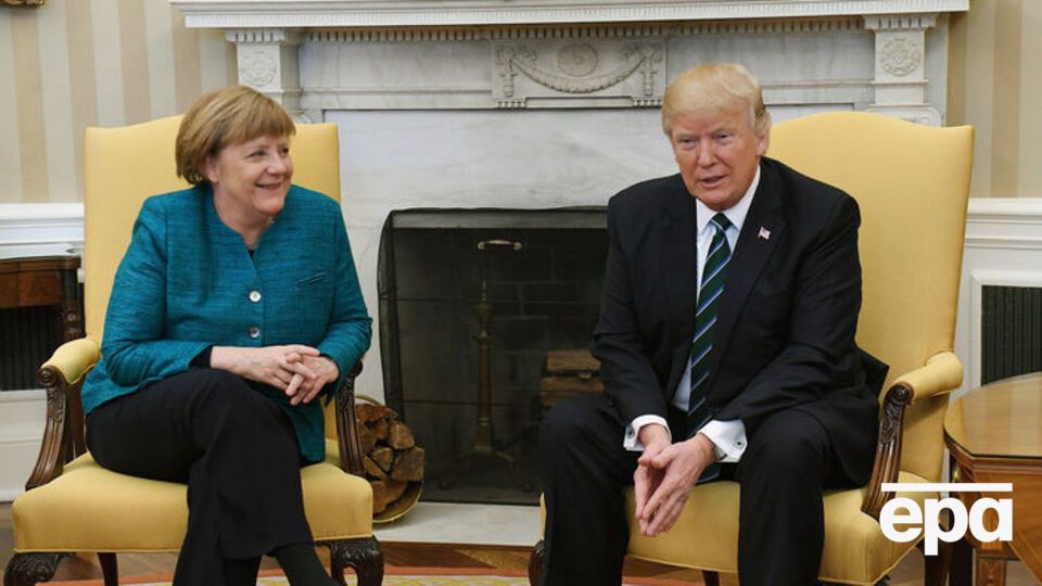 Трамп запевняє, що не чув прохання потиснути руку Меркель