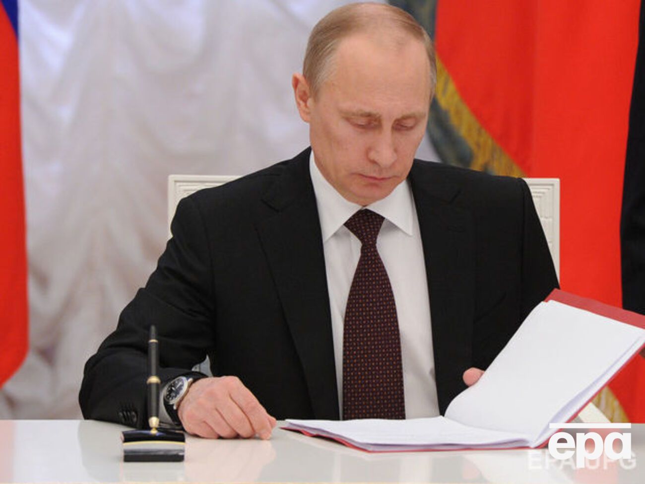 Путин подписал закон, ограничивающий денежные переводы