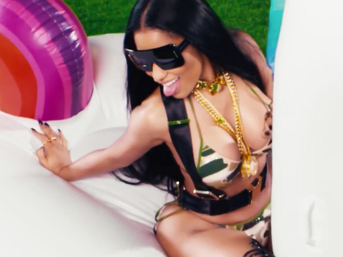 Минаж "оседлала" надувного единорога