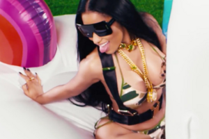 Минаж "оседлала" надувного единорога