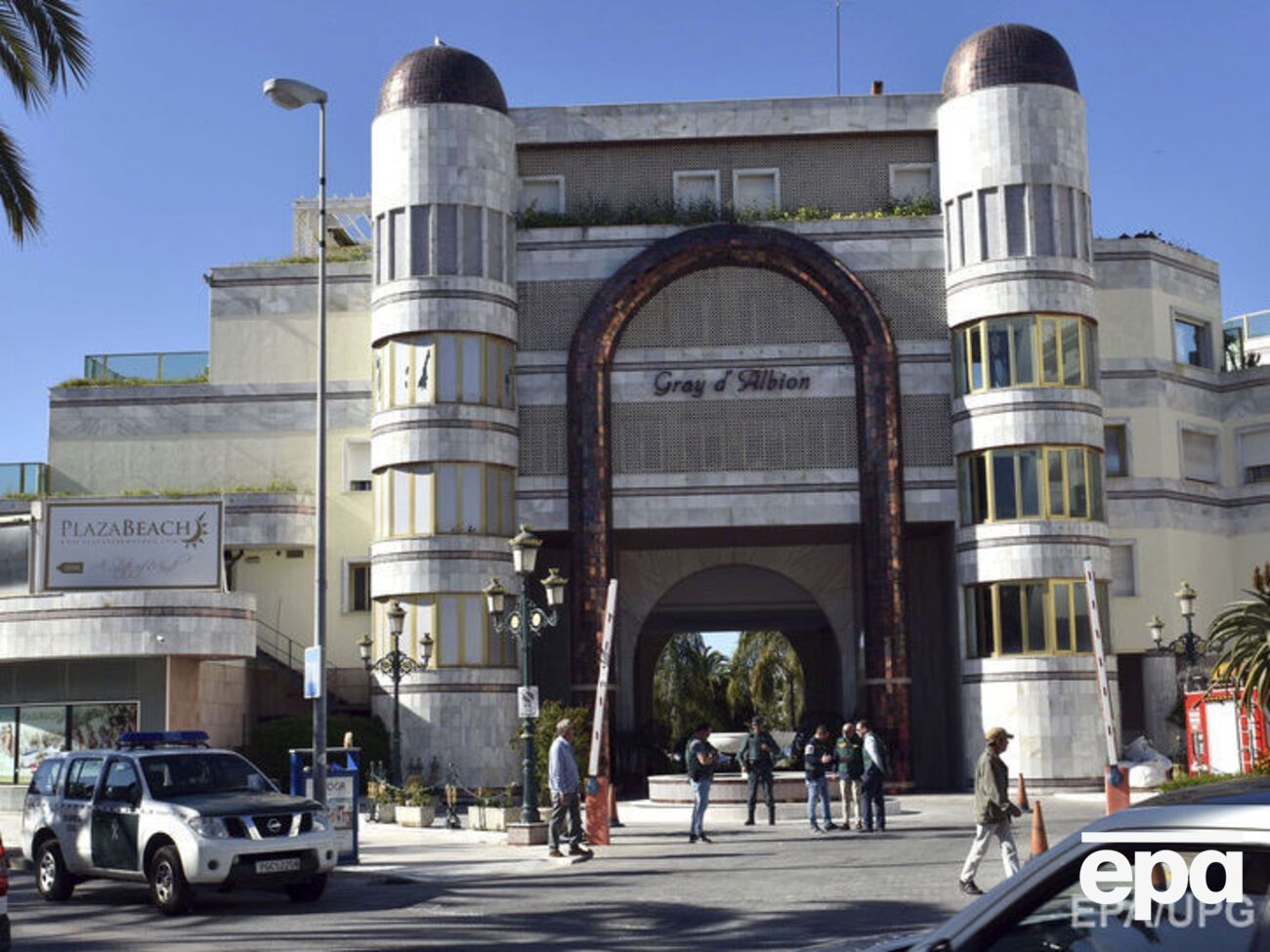 Испанские гвардейцы возле здания в Марбелье, которое принадлежит дяде Асада