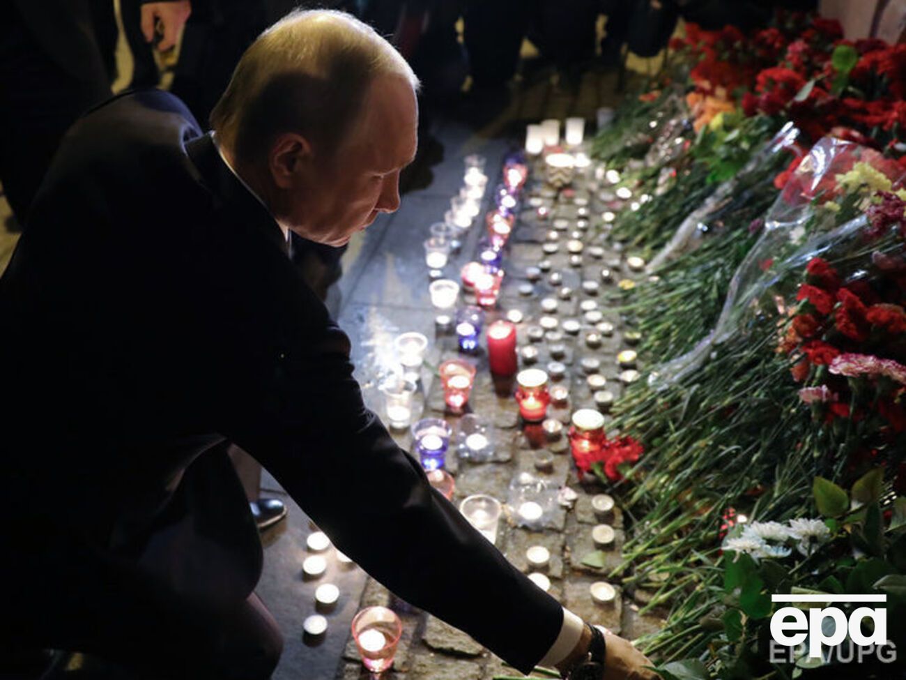 3 апреля 2017 года Путин возложил цветы у станции метро "Технологический институт" в Санкт-Петербурге, где произошел теракт